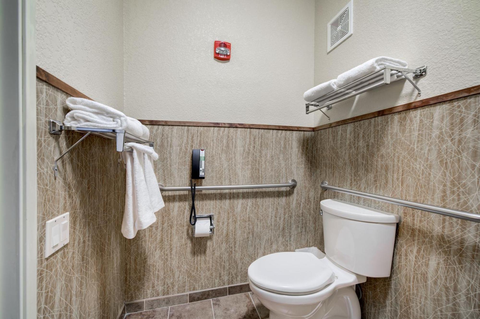 Standard Queen Room with Two Queen Beds and Mobility Accessible Tub