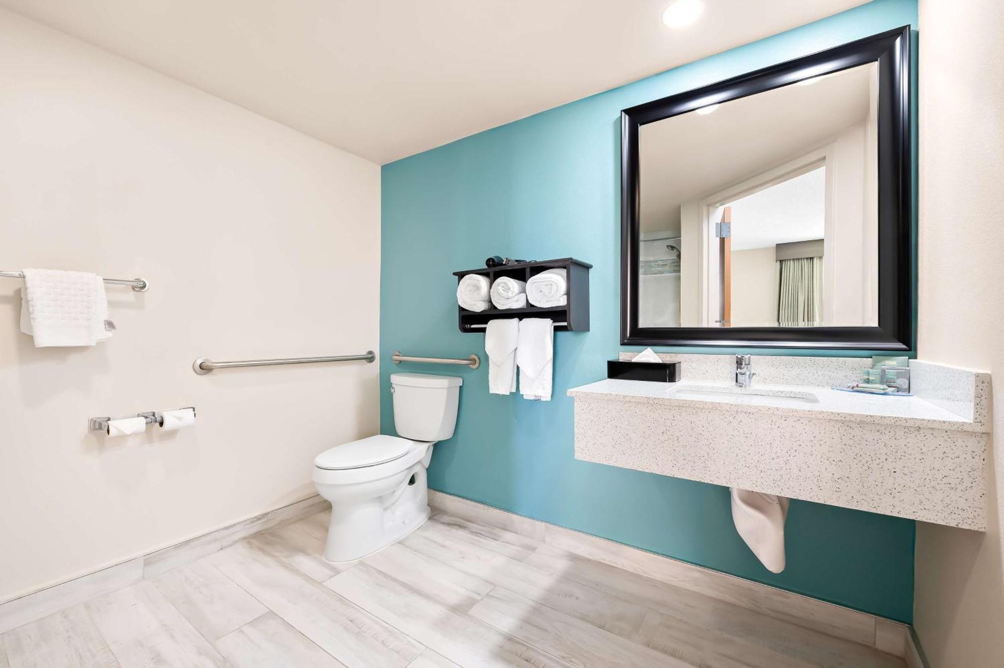 Queen Room with Roll-In Shower - Mobility Access