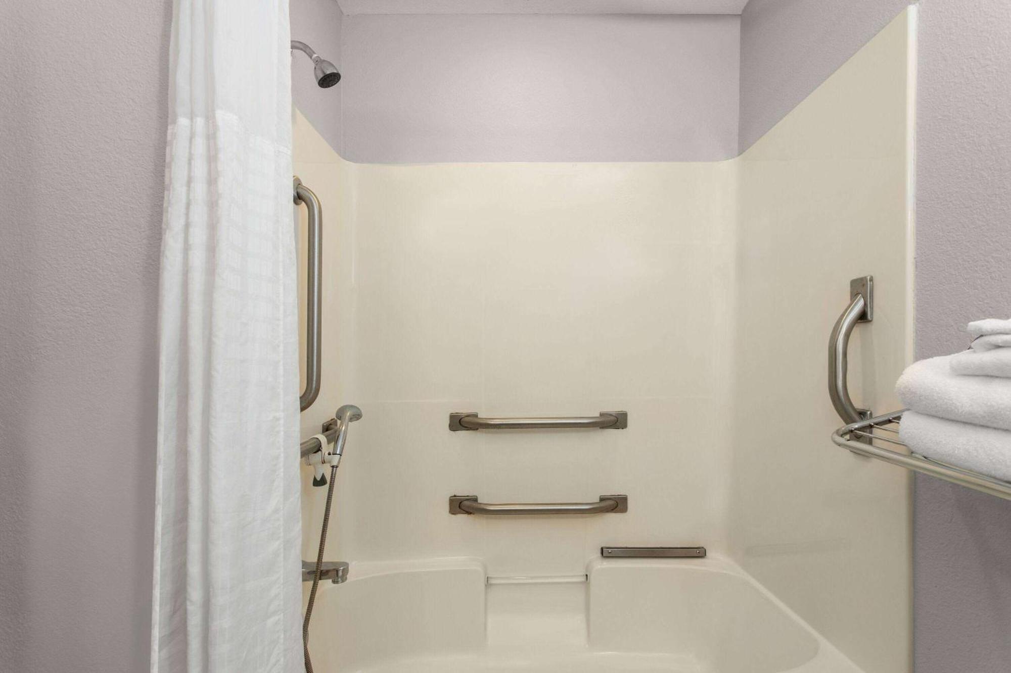 Queen Suite Bath Tub Mobility Accessible or Non-Smoking