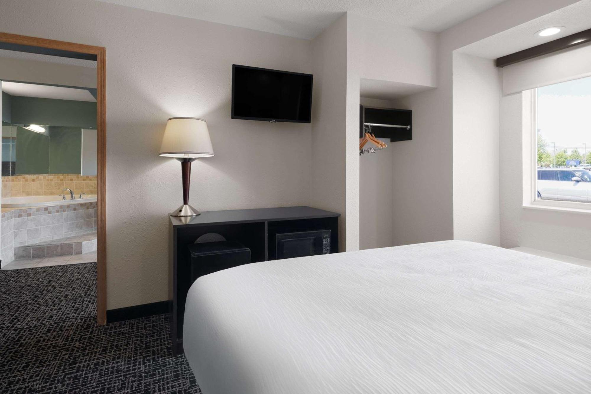 Deluxe King Suite - Non-Smoking