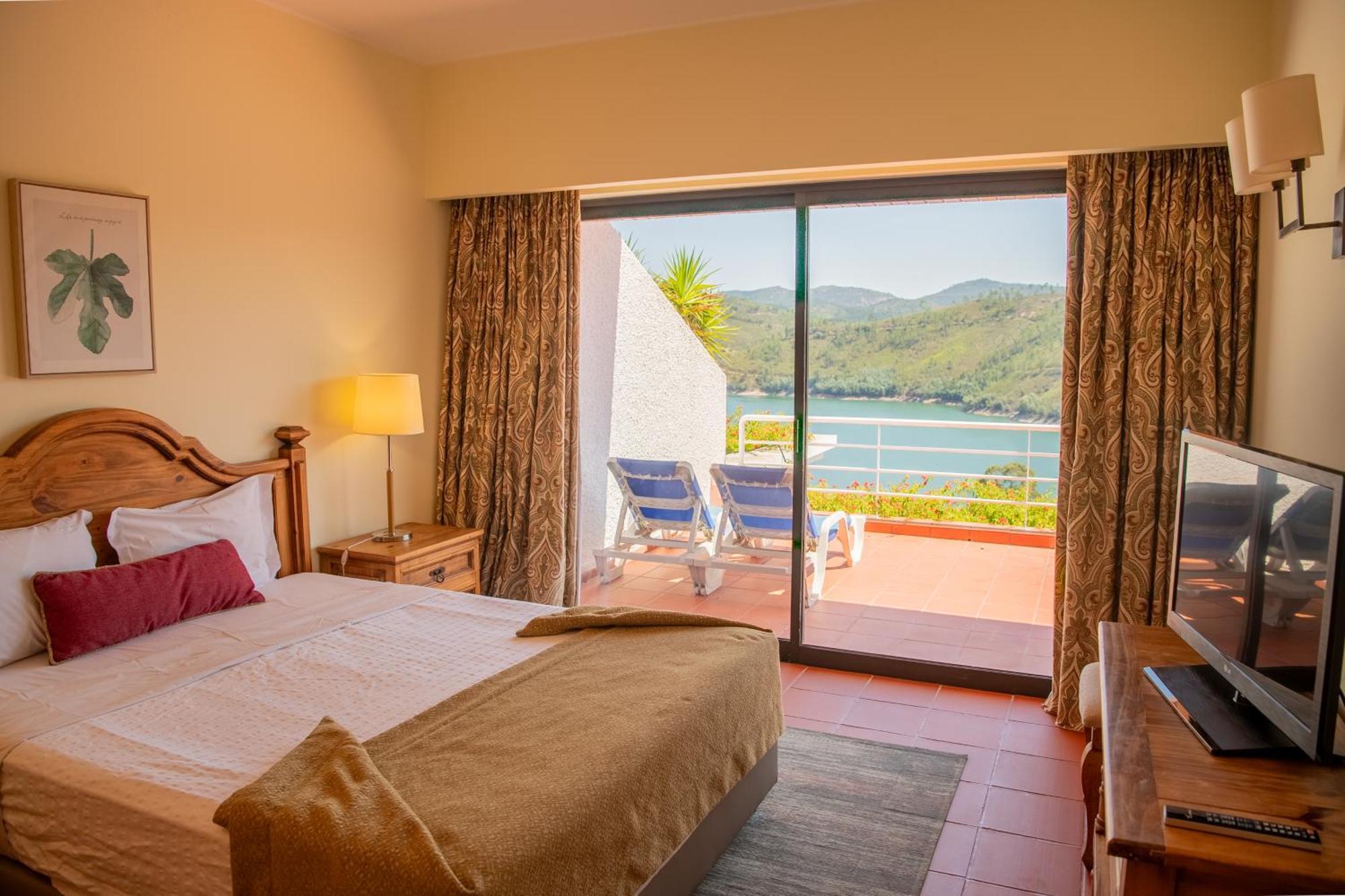 Superior One-Bedroom Apartment Lake View