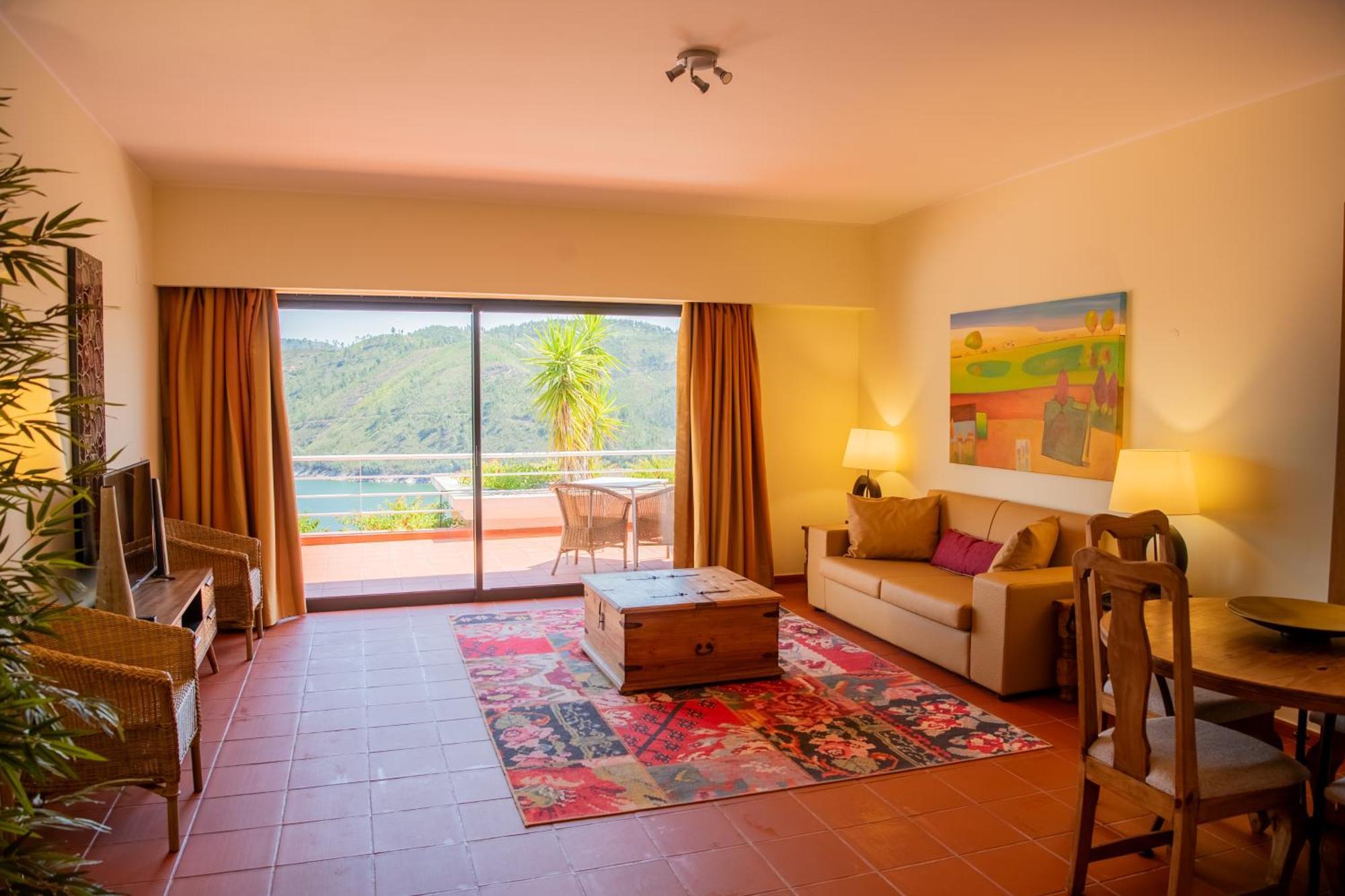 Superior One-Bedroom Apartment Lake View