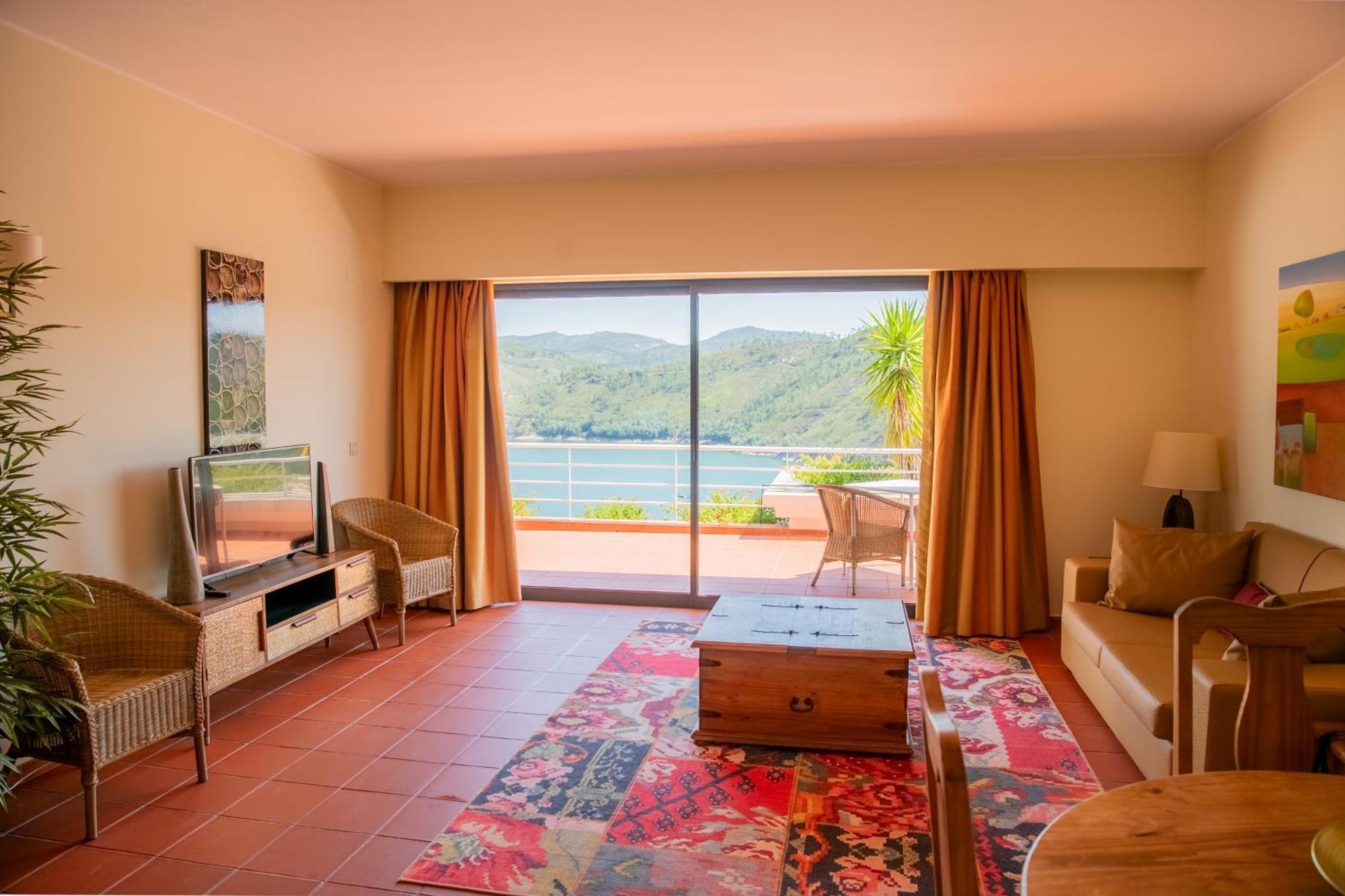 Superior One-Bedroom Apartment Lake View