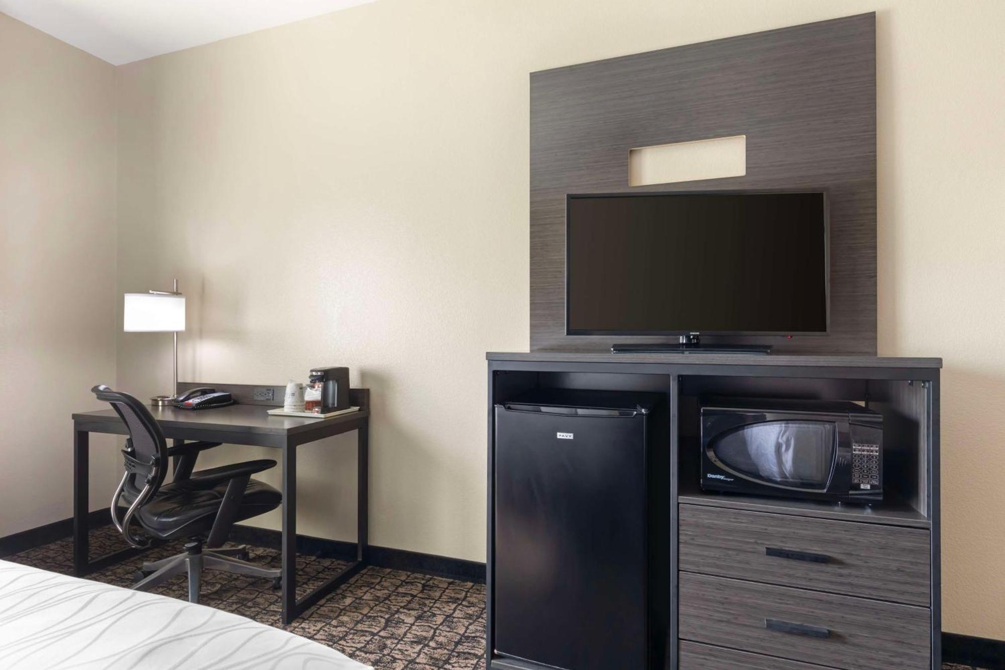 Queen Room Two Queen Beds Mobility Accessible