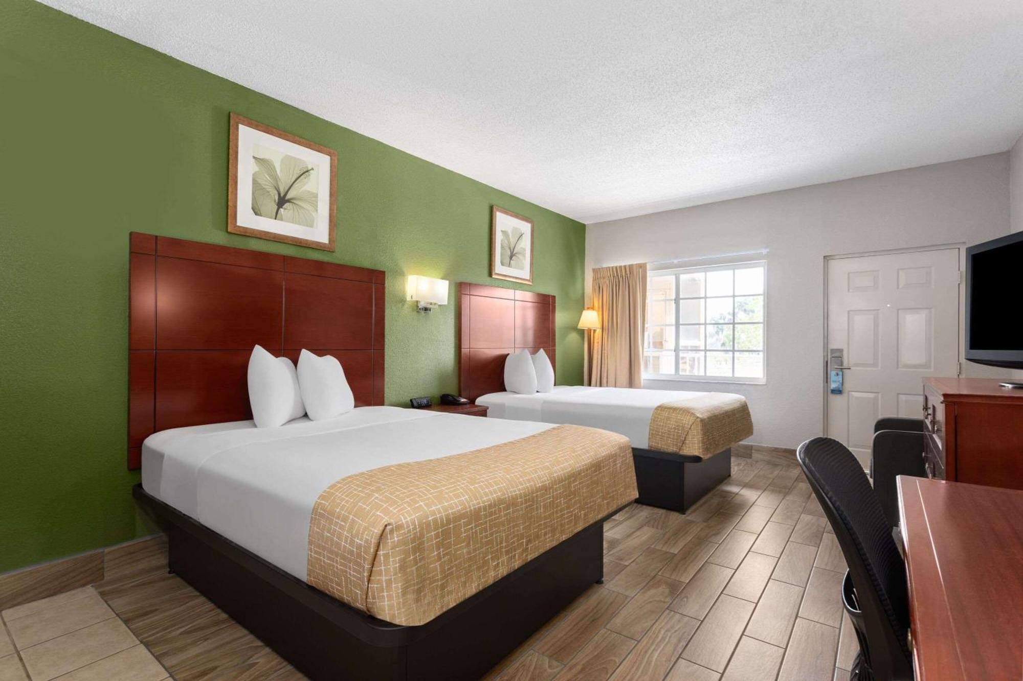 Queen Room Two Queen Beds Smoking