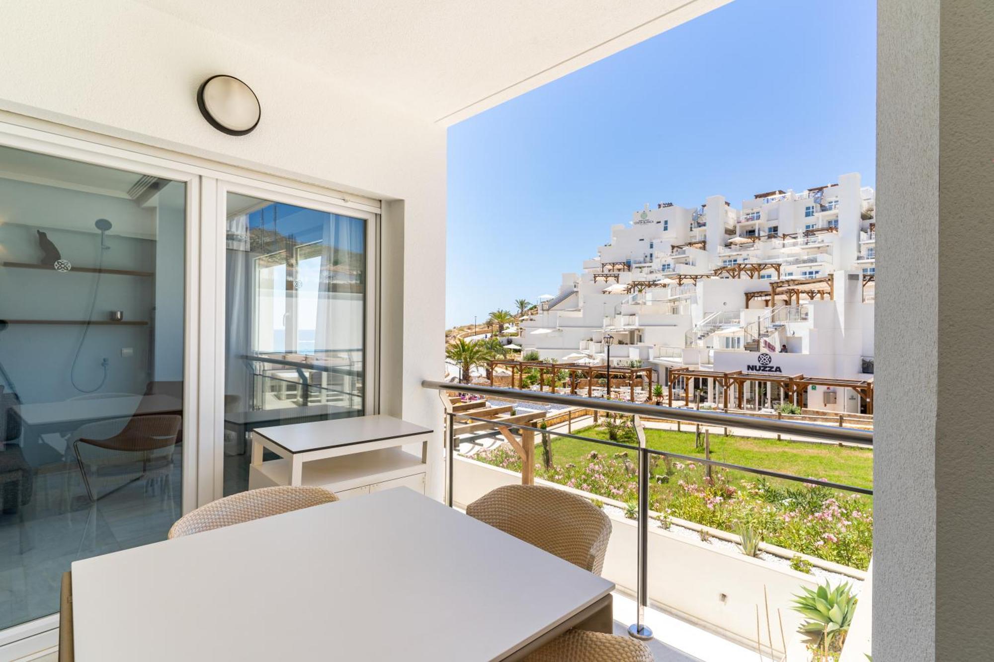 Deluxe One-Bedroom Apartment Balcony or Terrace