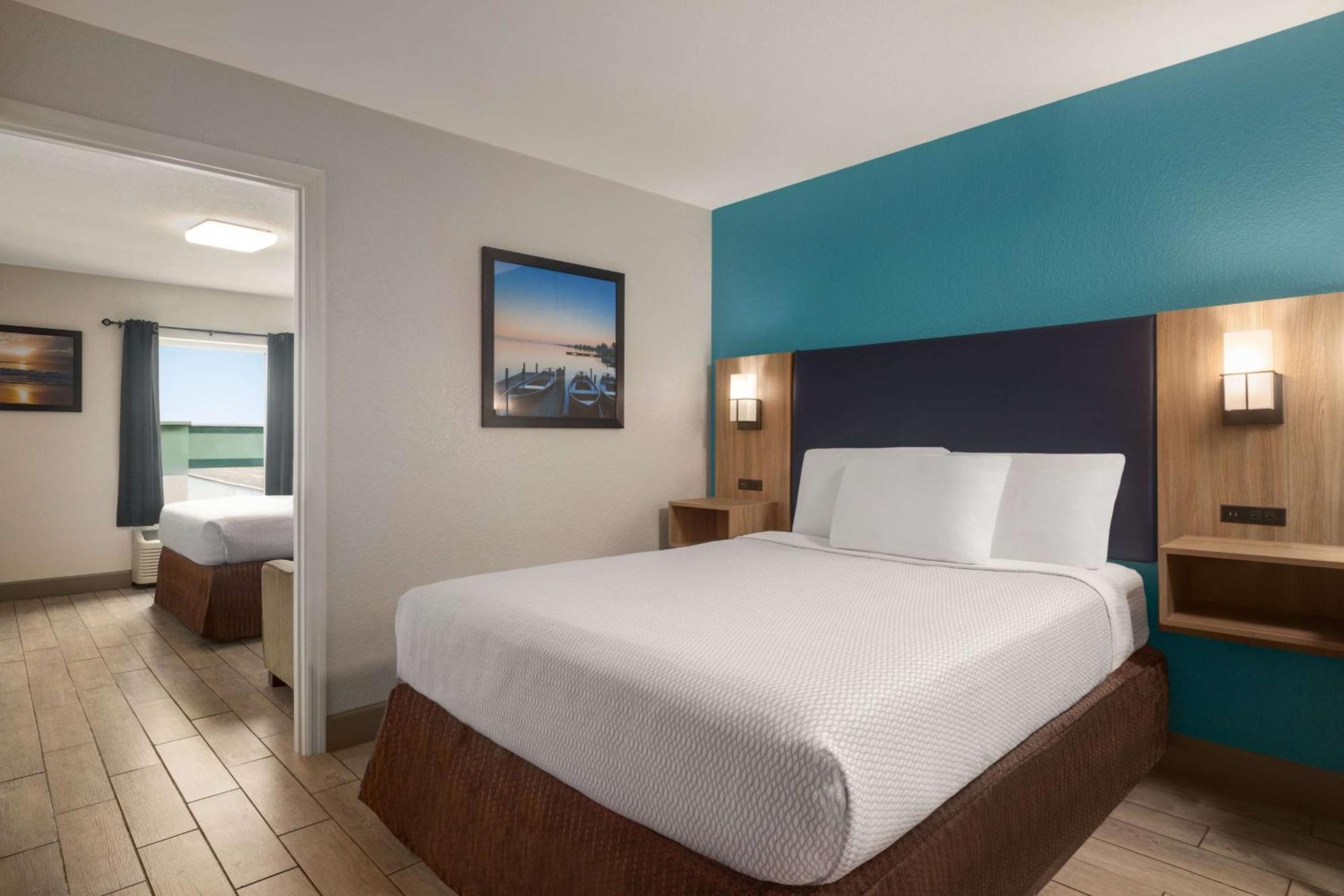 Split Room Two Queen Beds City View Non-Smoking
