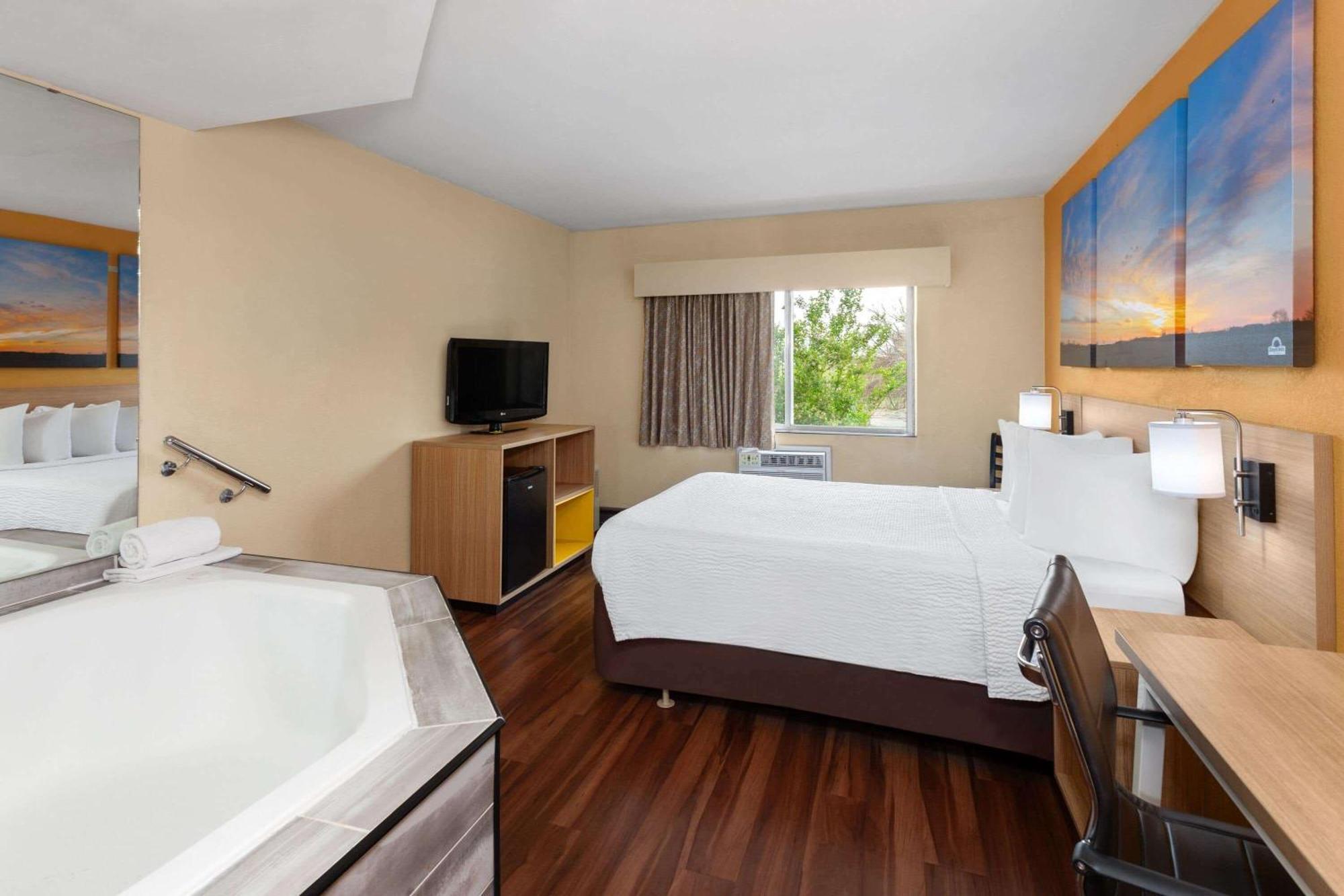 Queen Studio Suite Non-Smoking