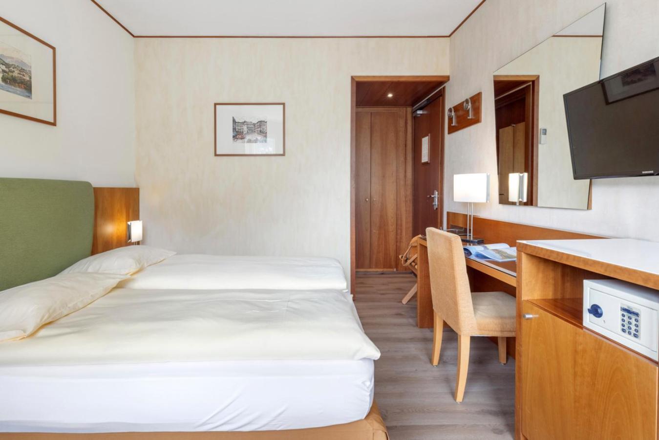 Smart Queen Room