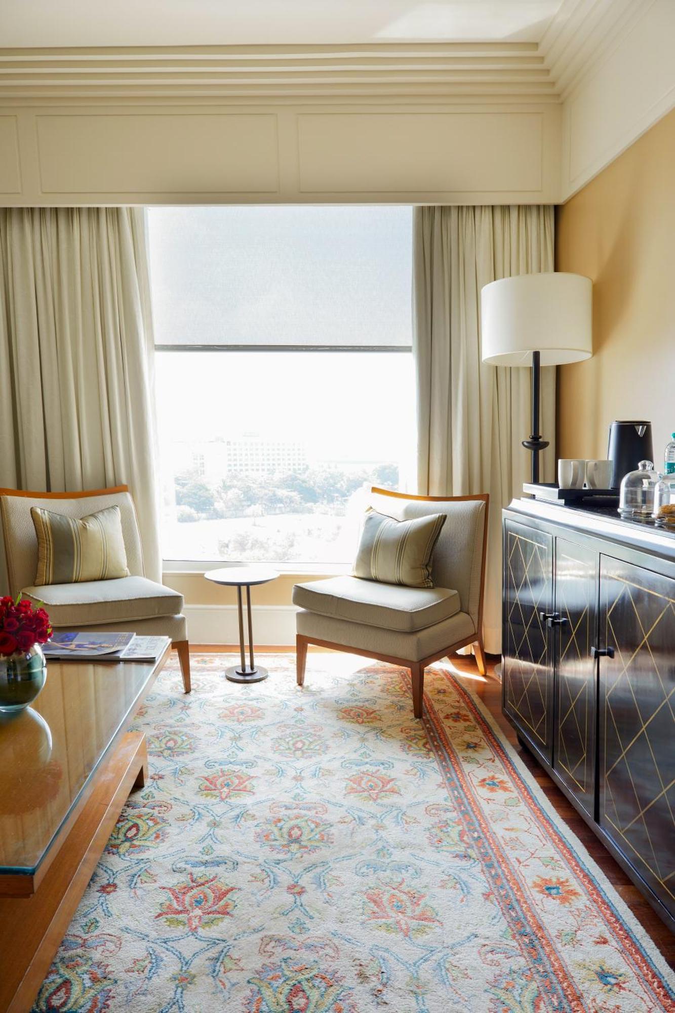 Executive Suite Bathtub Complimentary Airport transfer Lounge Accesscomplimentary usage of meeting room two hours per