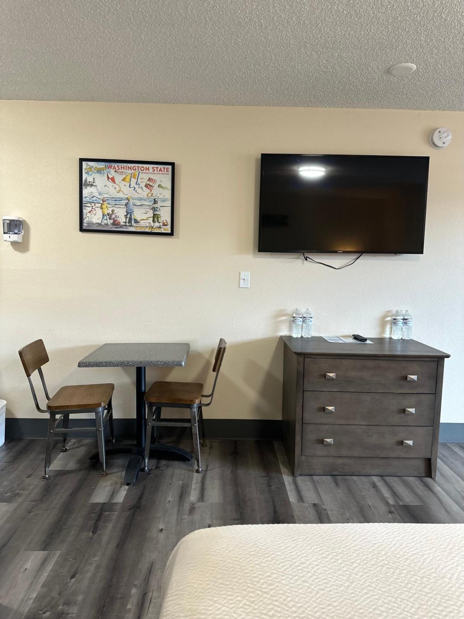 Queen Studio with Queen Sofa Sleeper and Kitchenette