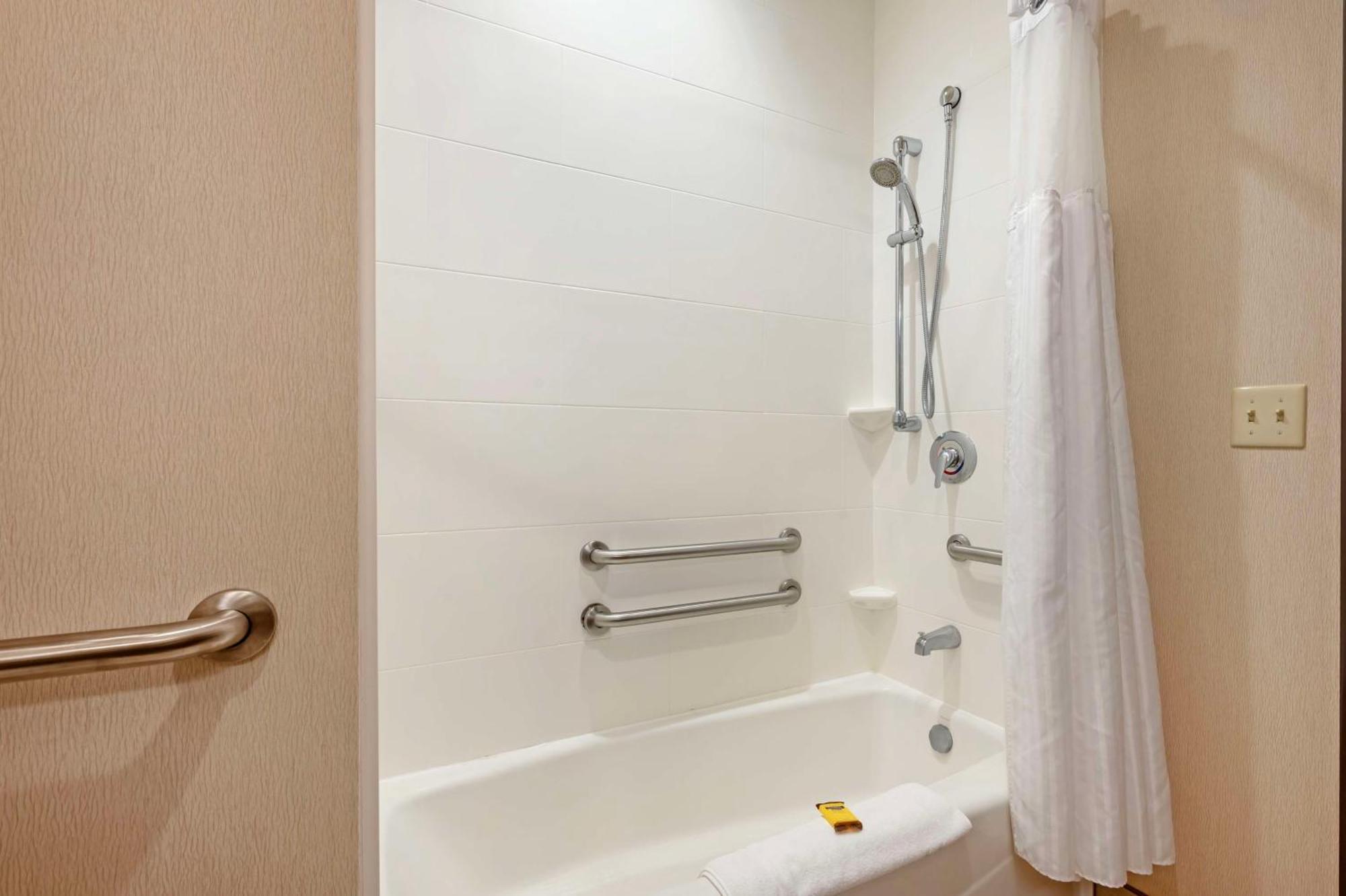 Large Queen Suite - Non-Smoking,1607682975:JPEG