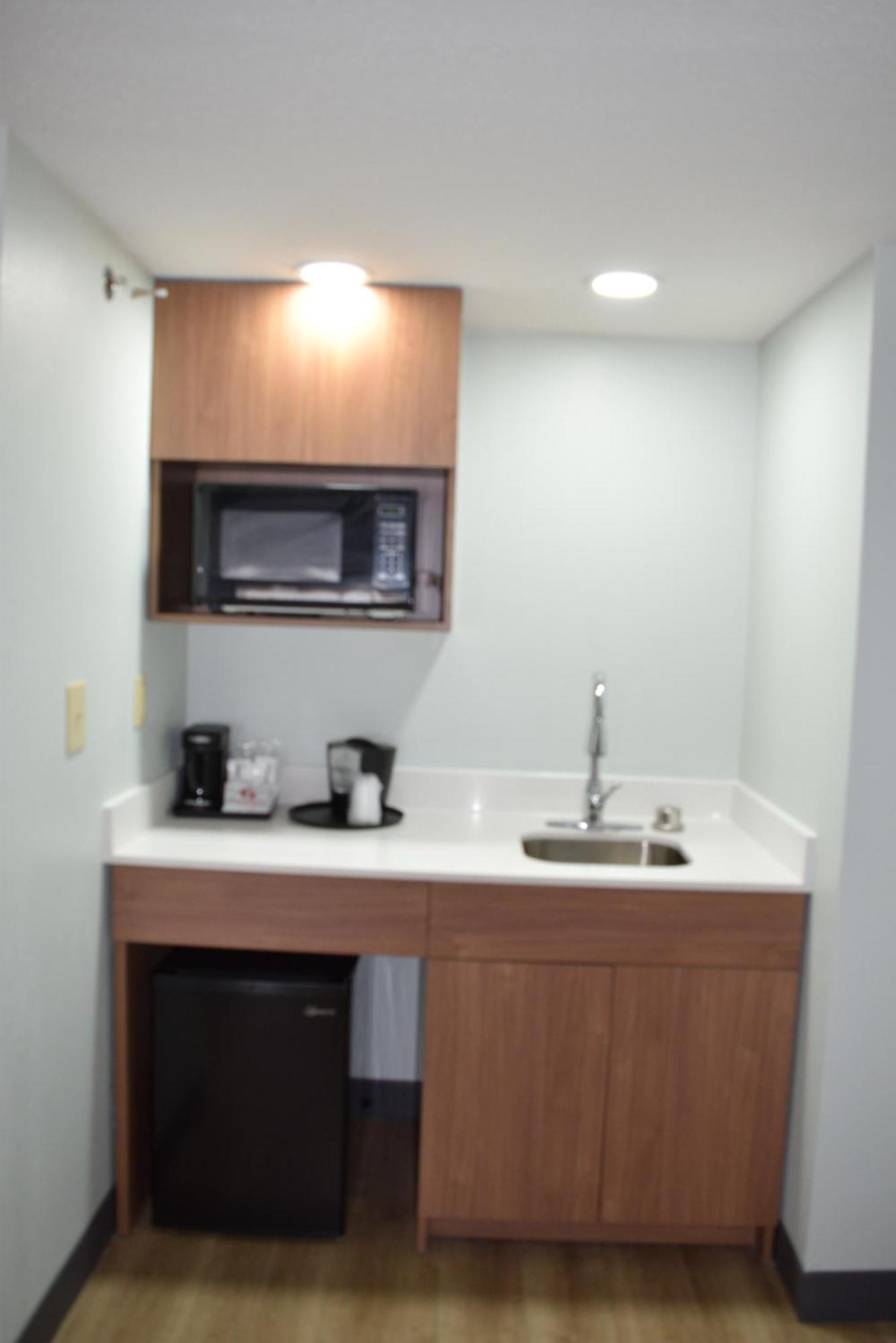 One-Bedroom Deluxe King Suite Non-Smoking