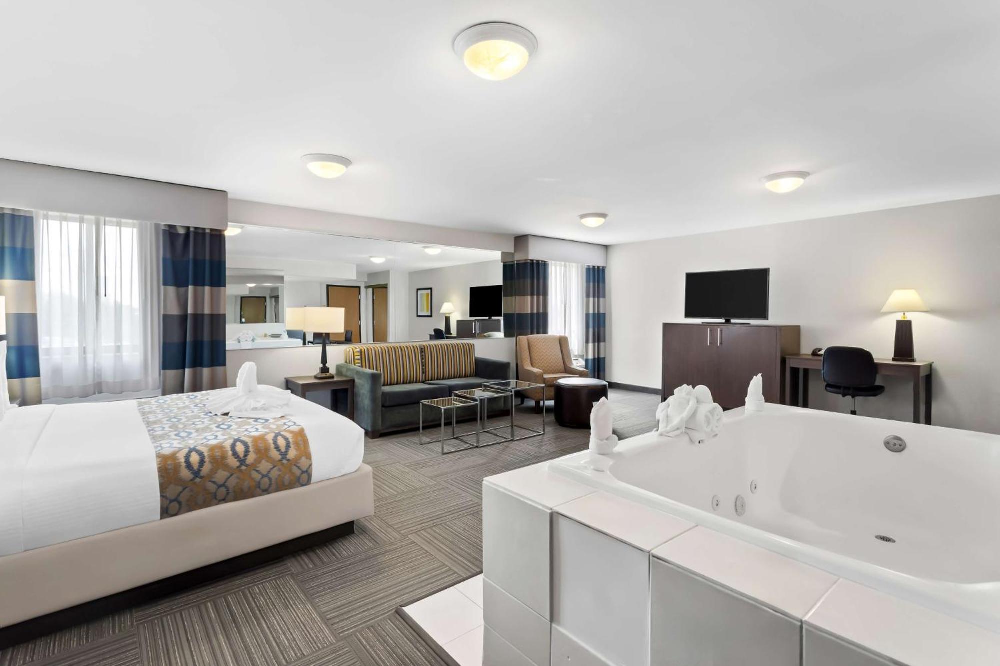 King Room with Sofa Bed and Jetted Tub - Non-Smoking