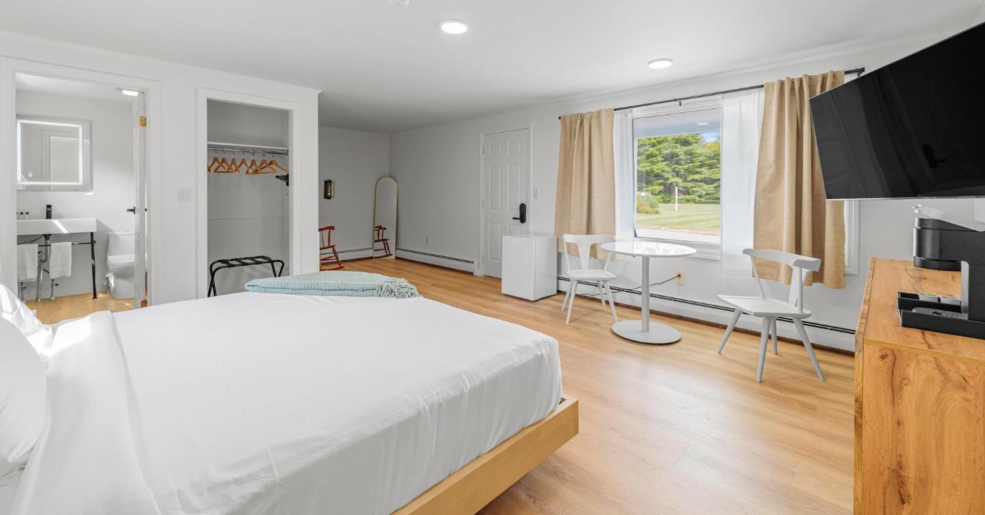 Deluxe King Suite