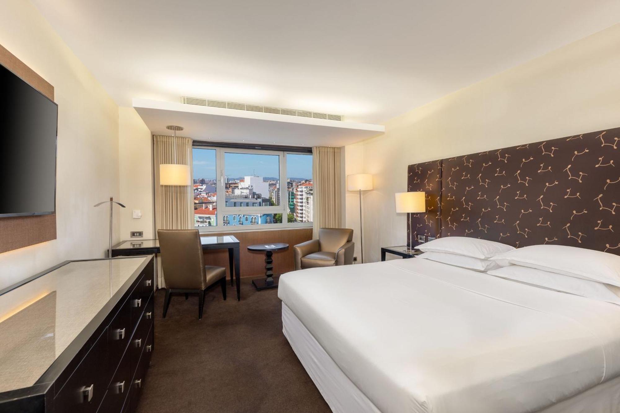 Deluxe Guest room 1 Queen Pool access