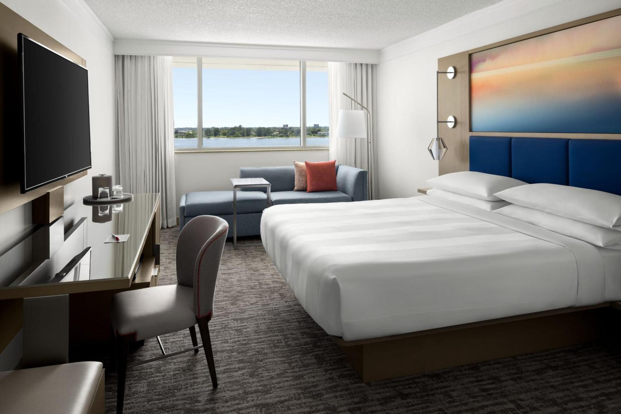 Deluxe King Room Sofa Bed Lake View