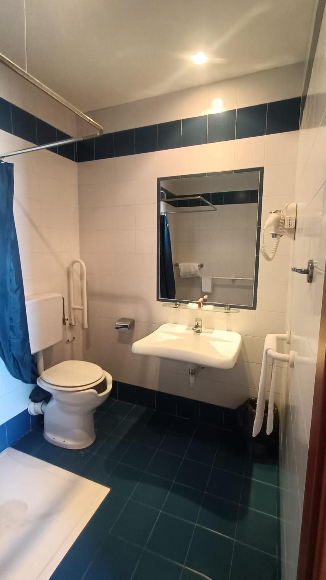 Standard Twin Room Disability Access