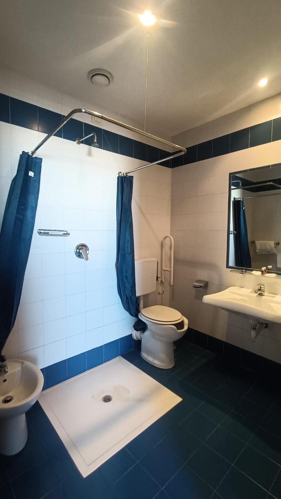 Standard Twin Room Disability Access