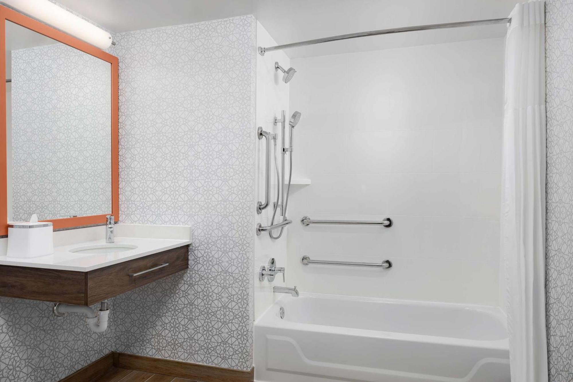 Double Room Two Queen Beds Bath Tub Mobility Access