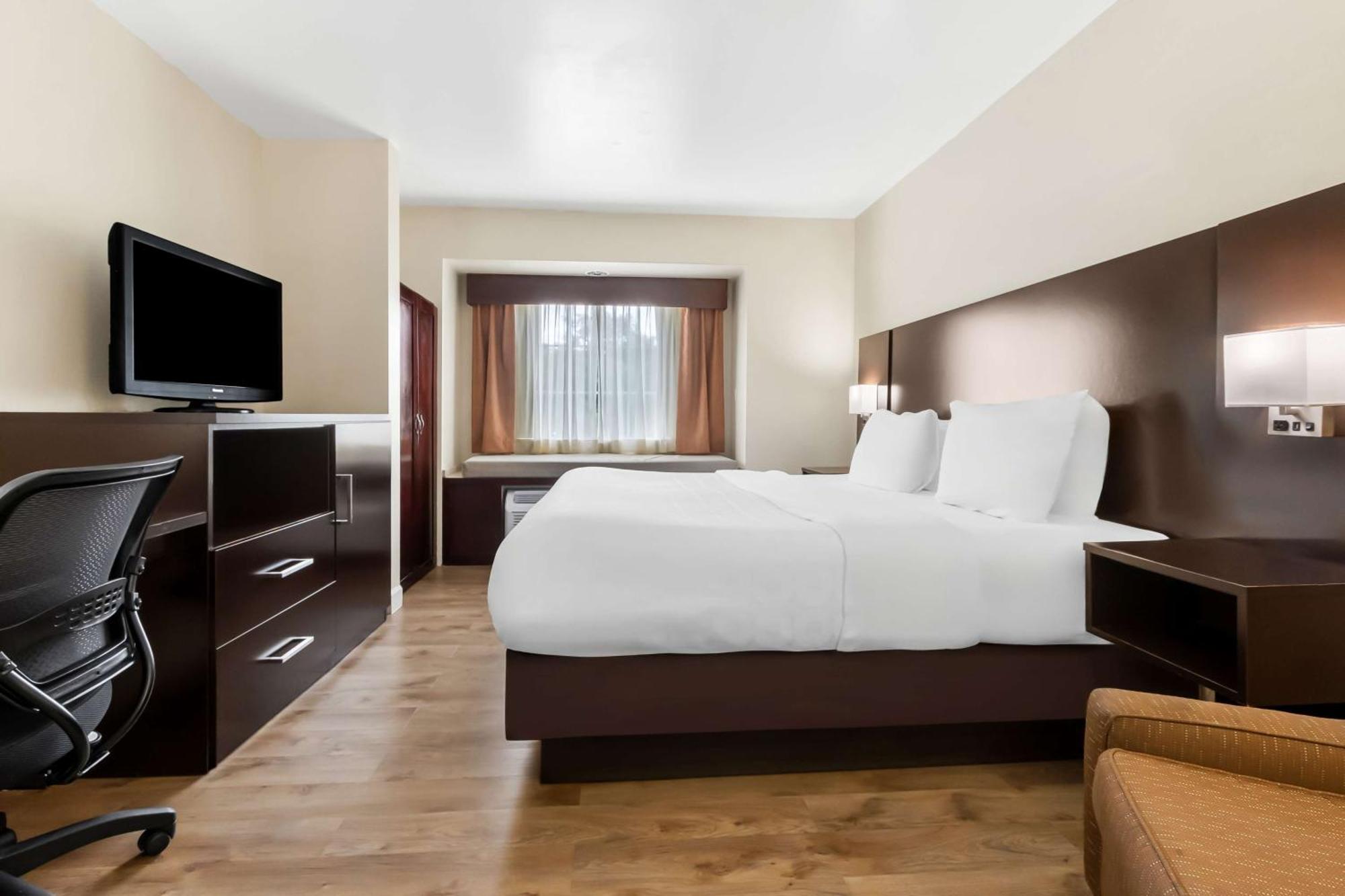 King Room Bath Tub Mobility Accessible or Non-Smoking