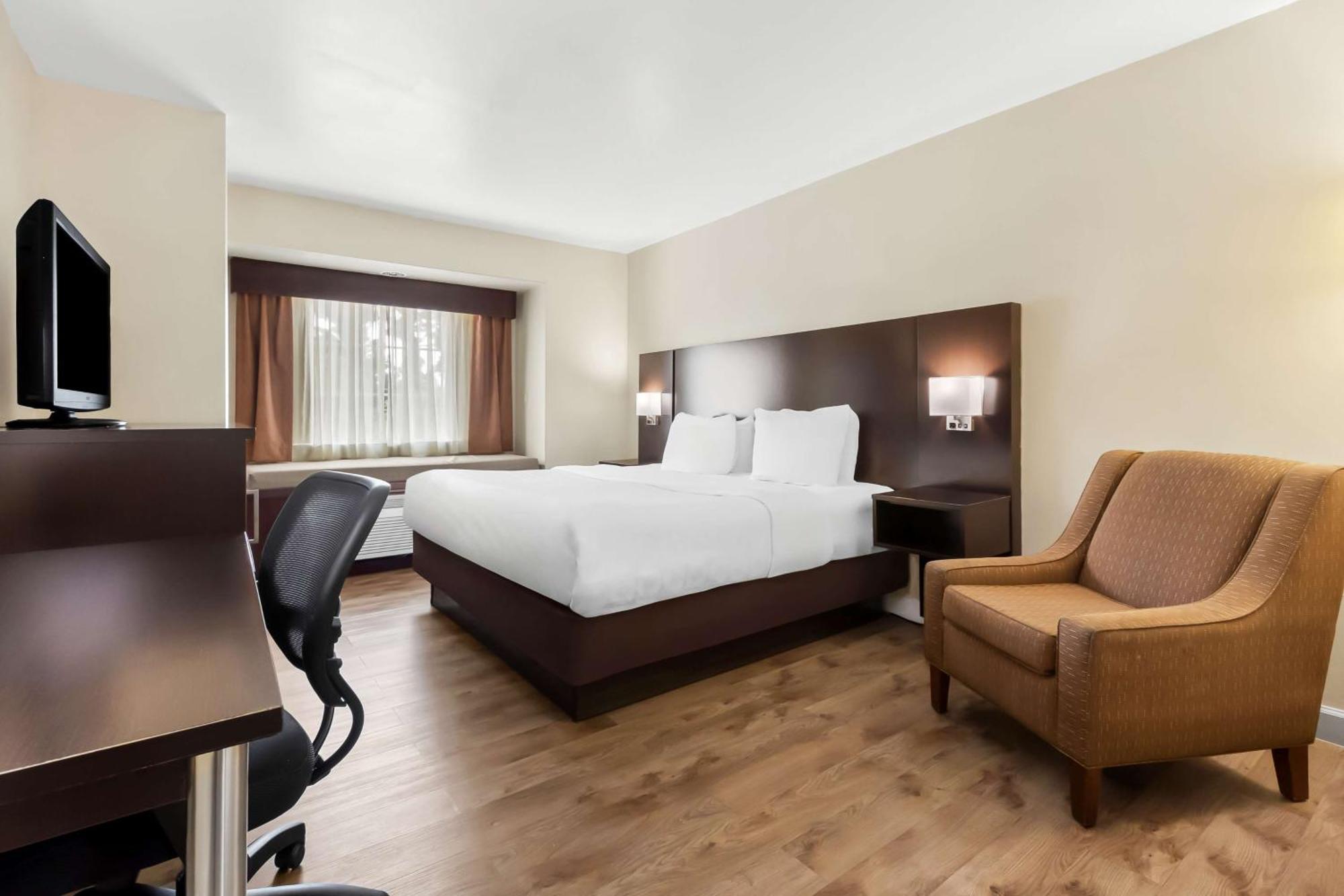 King Room Bath Tub Mobility Accessible or Non-Smoking