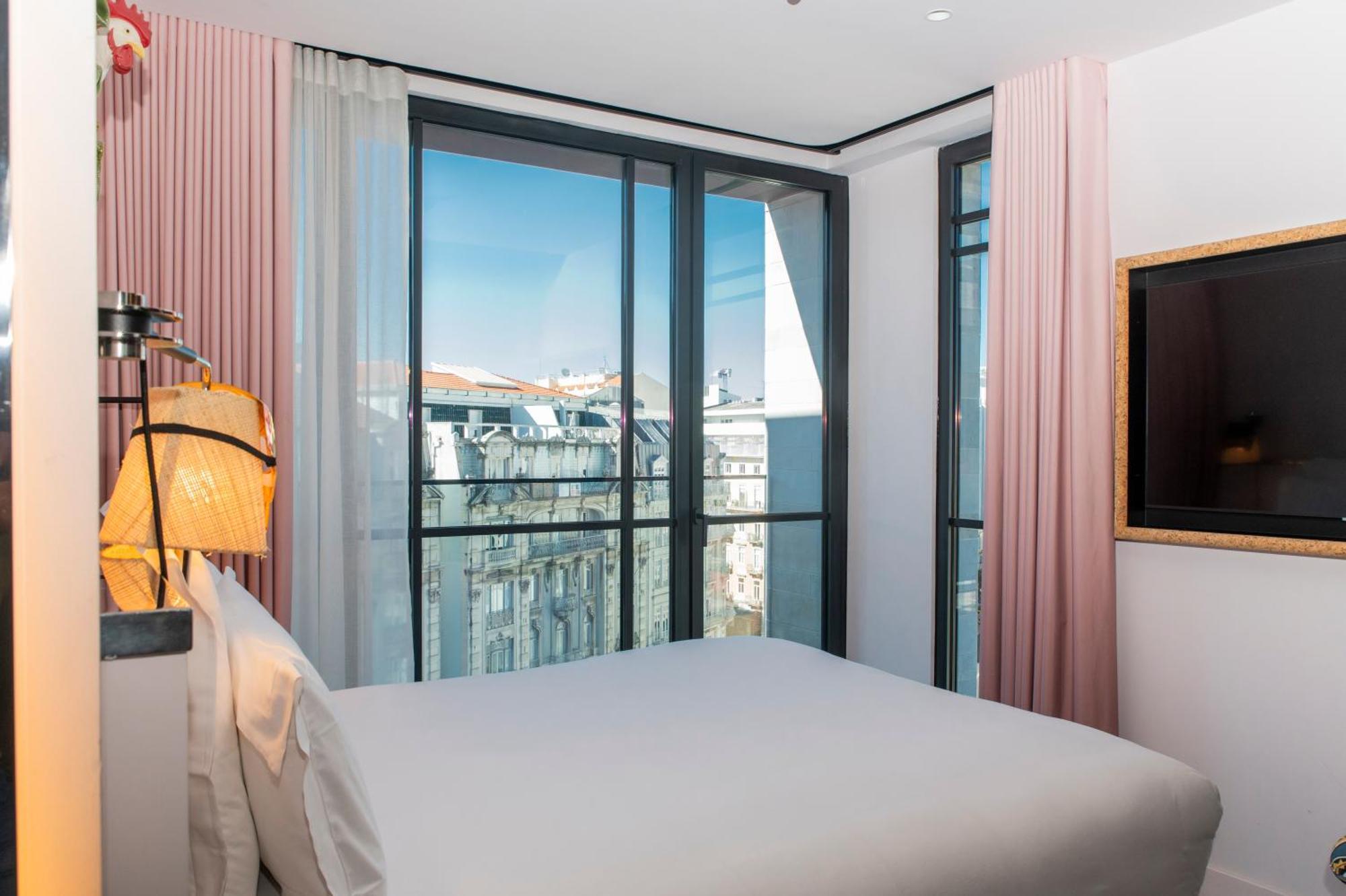 SMALL MAMA Double Room Balcony Avenue View