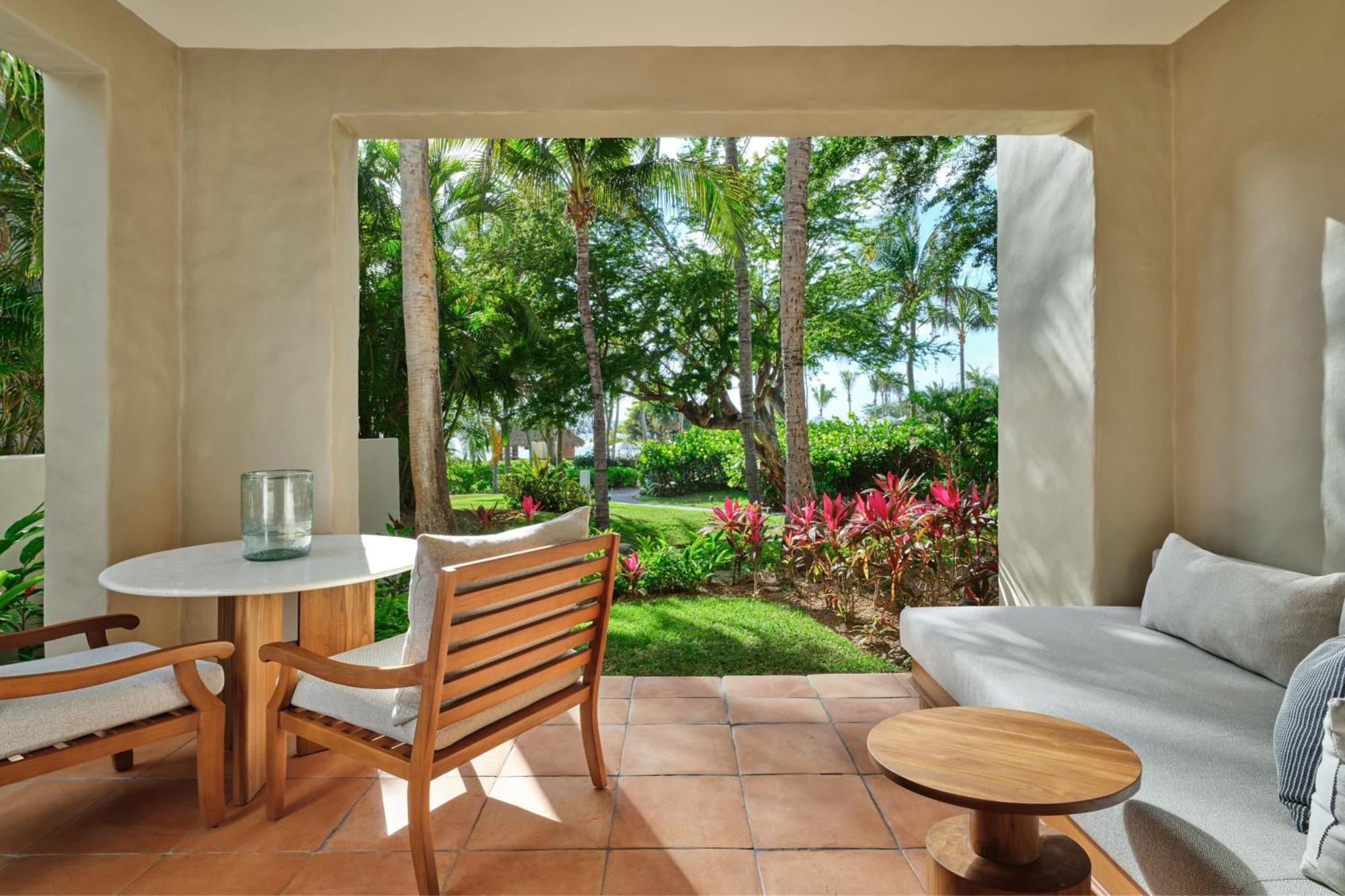 Deluxe Garden View 1 King Guest room 1 King Garden view