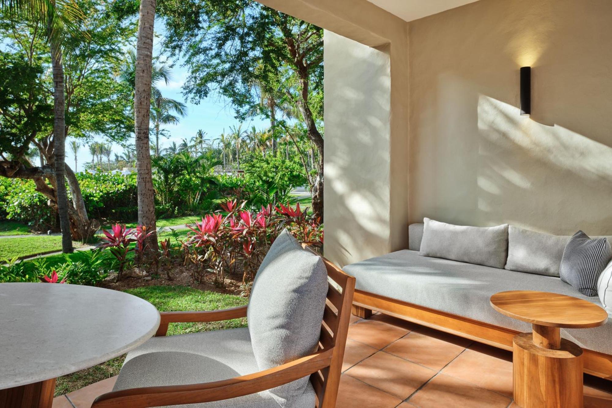 Deluxe Garden View 1 King Guest room 1 King Garden view