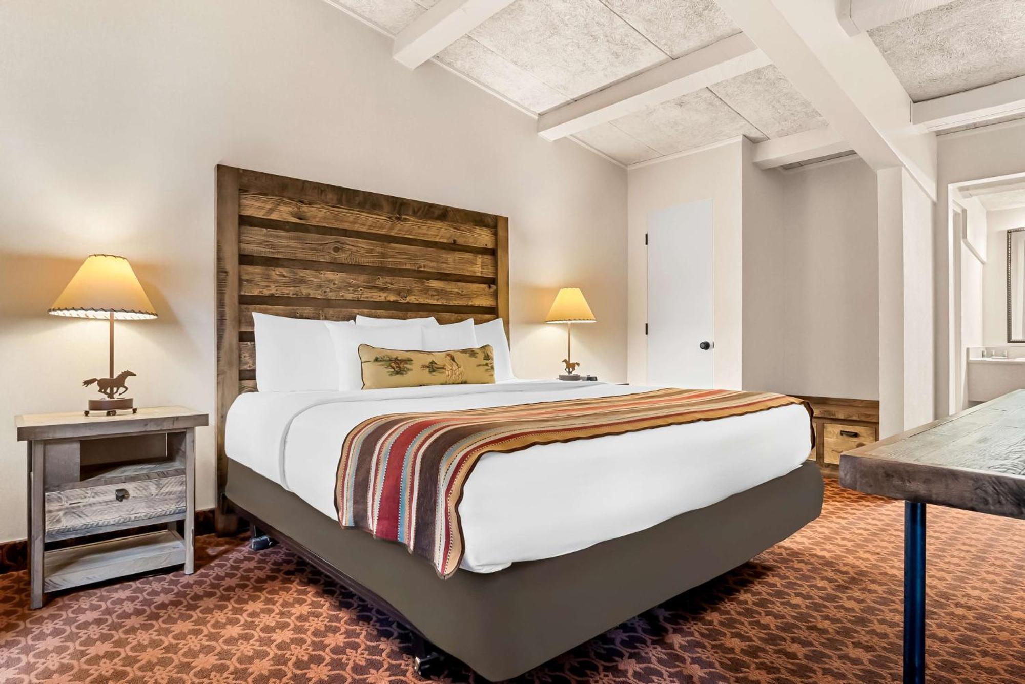 King Room with Sitting Area - Interior Entrance/Non-Smoking,1610229501:JPEG