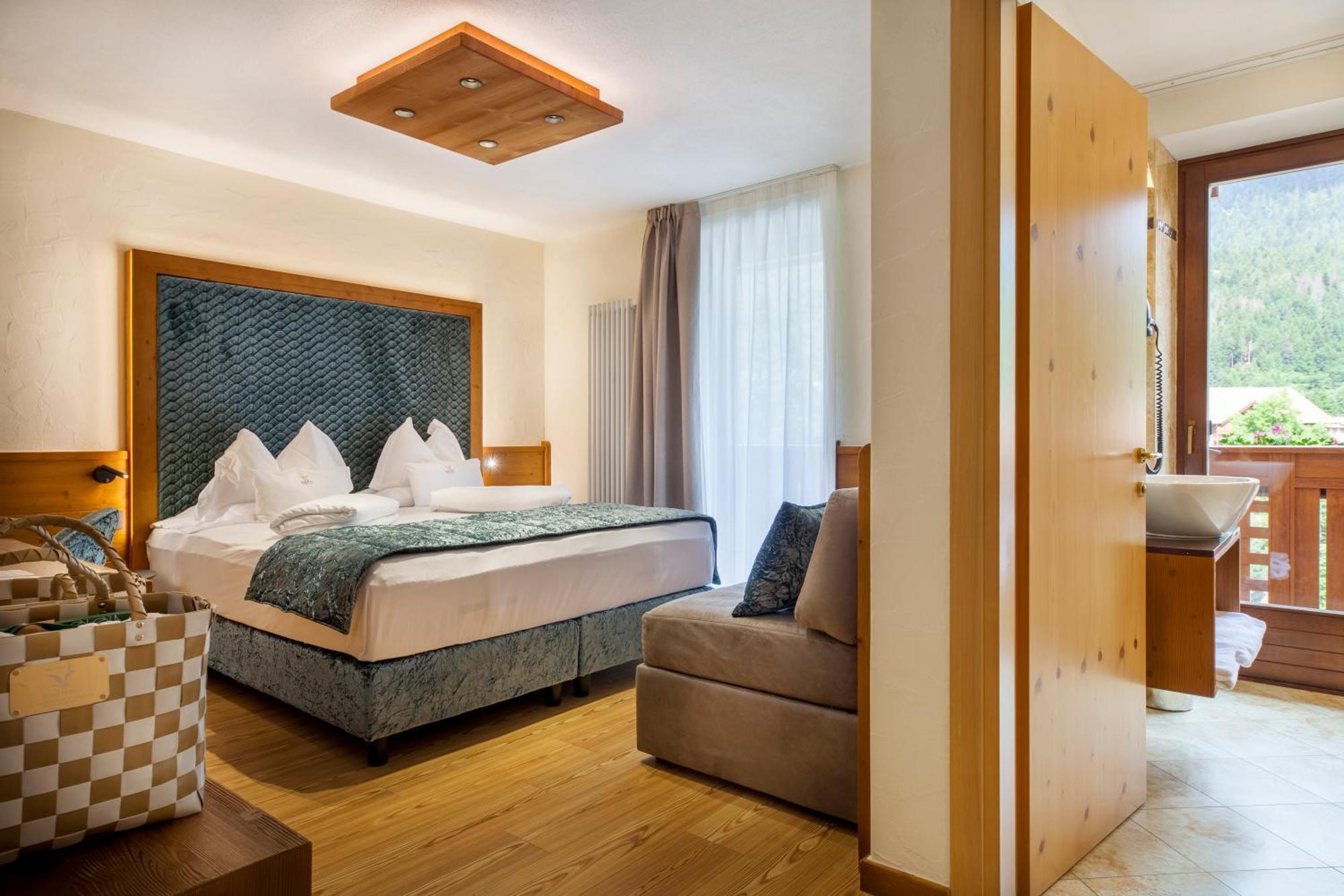 Superior Double or Twin Room Mountain View Spa Access