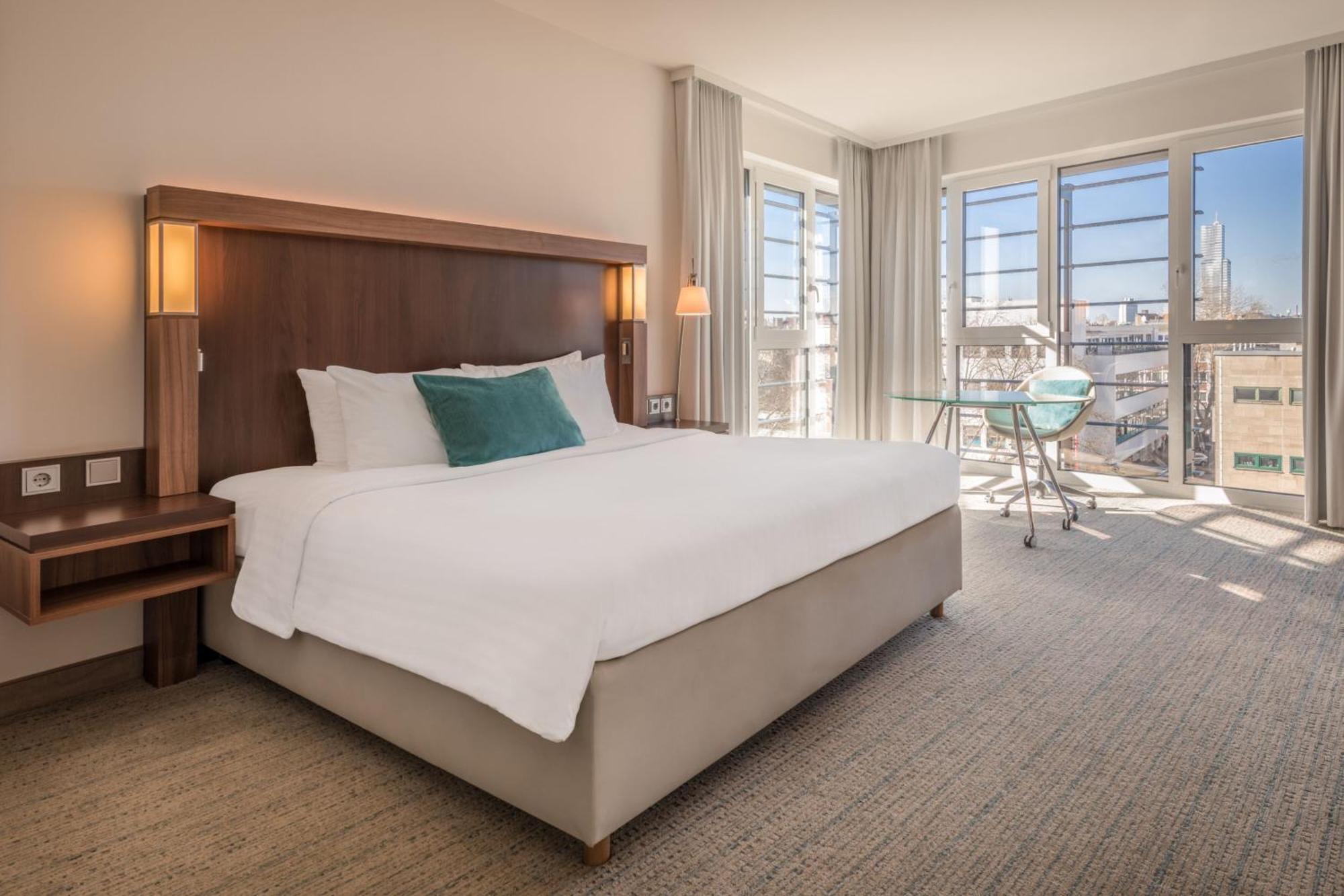 Corner Room Deluxe Guest room 1 King Corner room