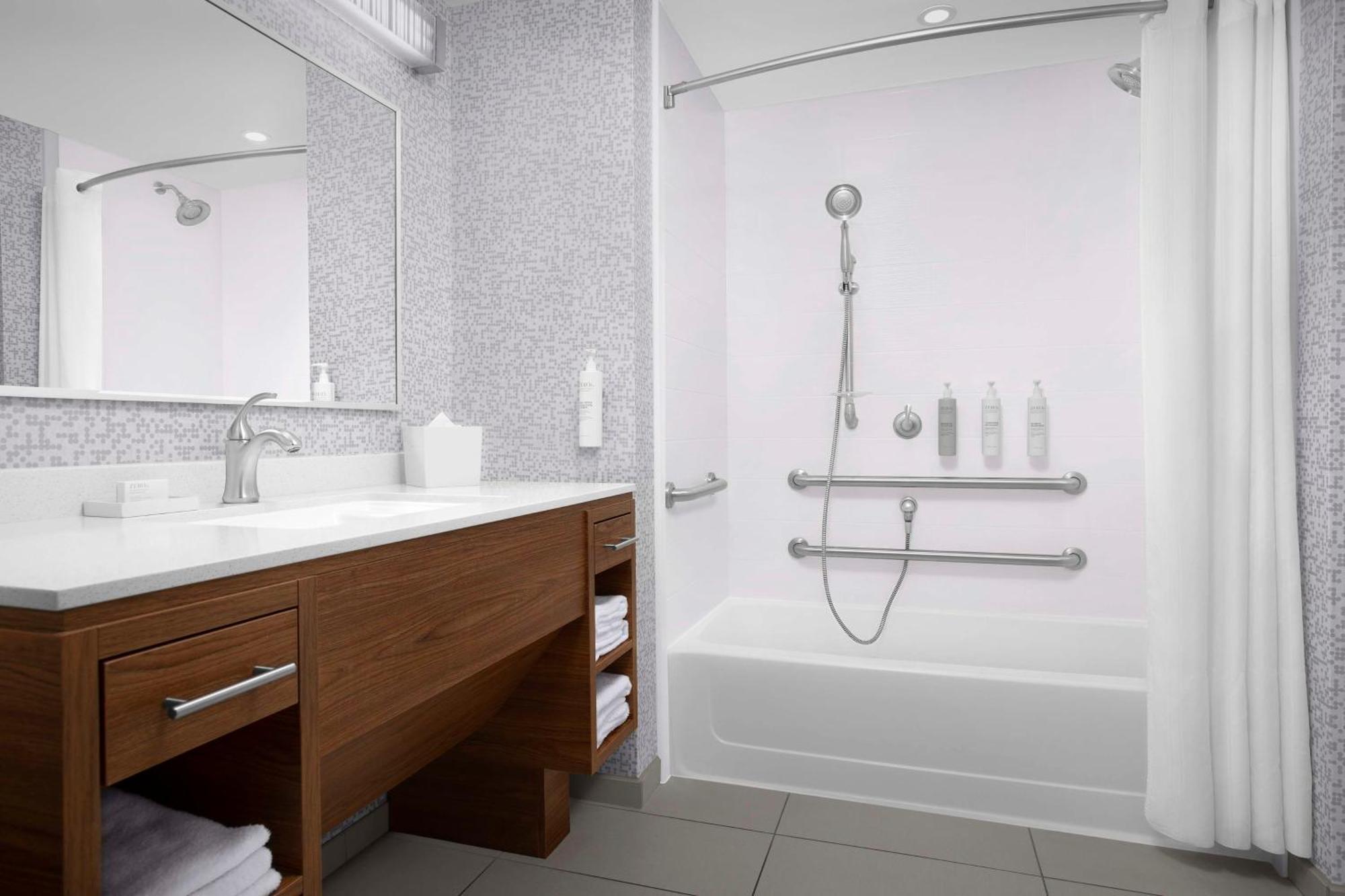 King Studio Suite Mobility Access or Non-Smoking