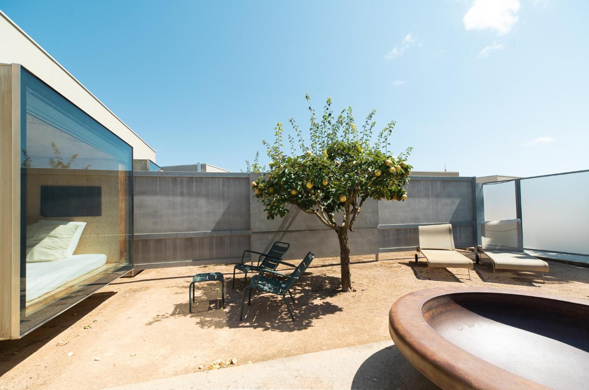 Cubo con bañera exterior y patio privado