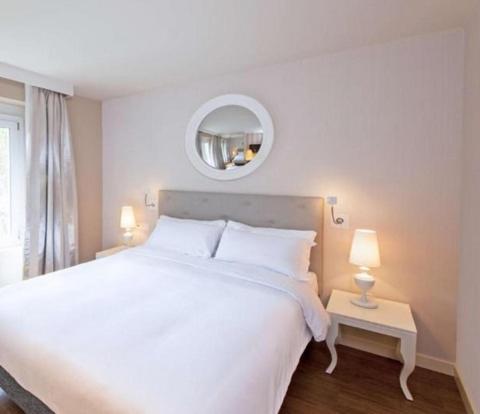 Habitación con cama grande