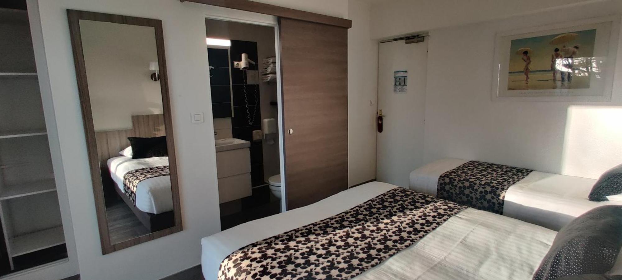 Superior Triple Room Sea View Shower