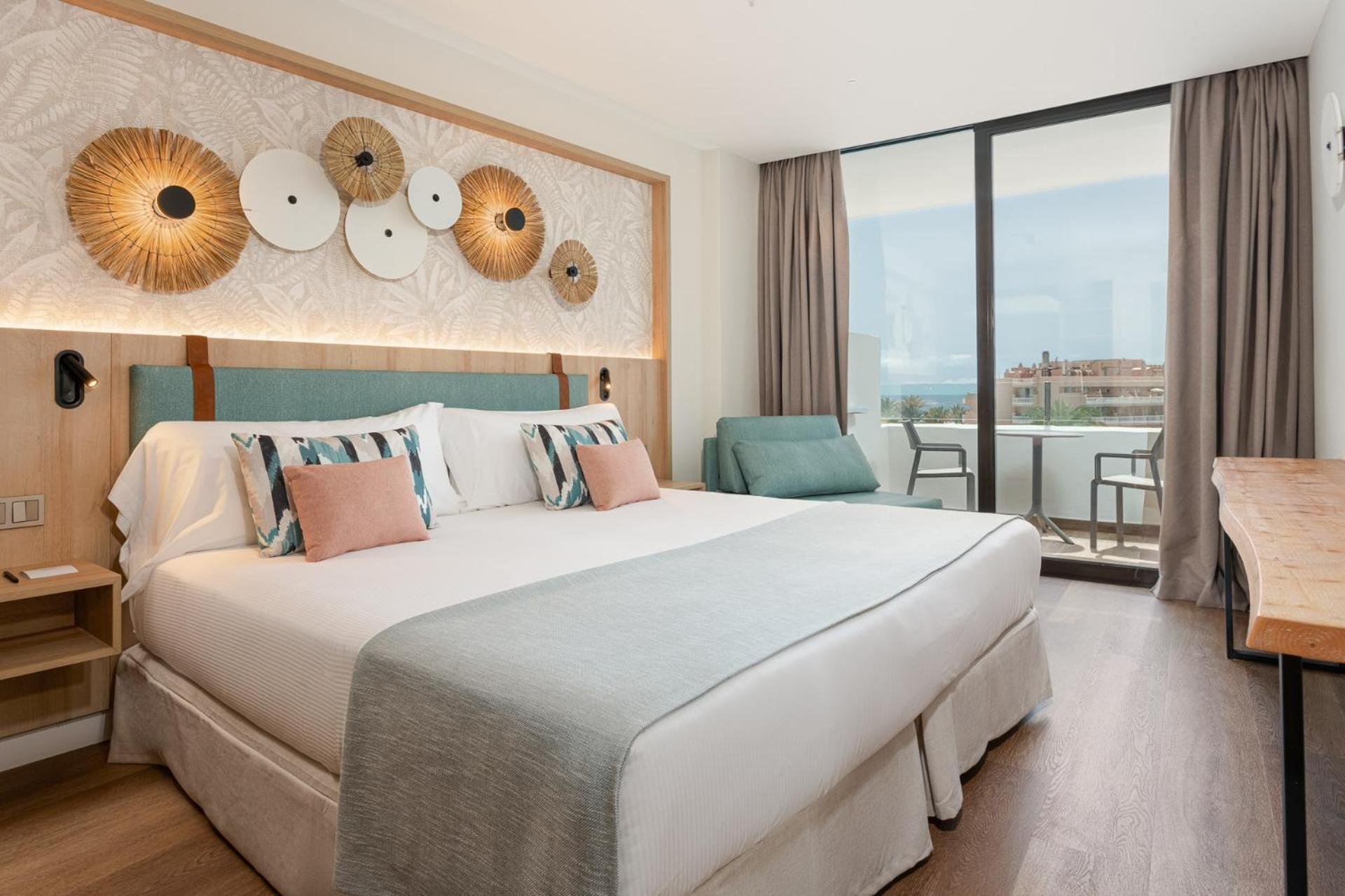 Habitación Doble con vistas a la piscina (2 adultos)