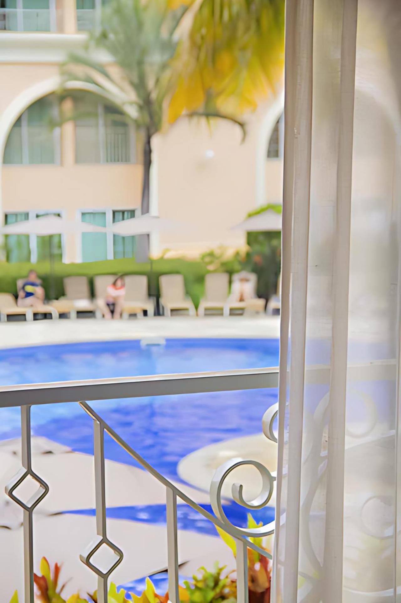 Deluxe Family Room Pool View