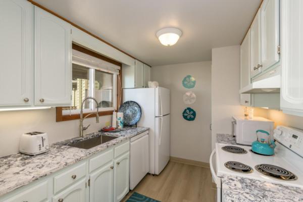 One-Bedroom Condo Upstairs Pet Friendly Non-Smoking