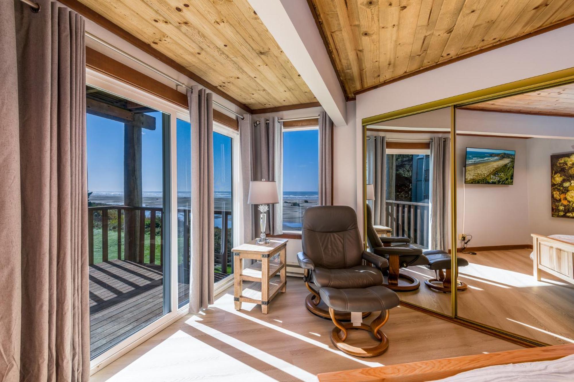 One-Bedroom Condo Upstairs Pet Friendly Non-Smoking