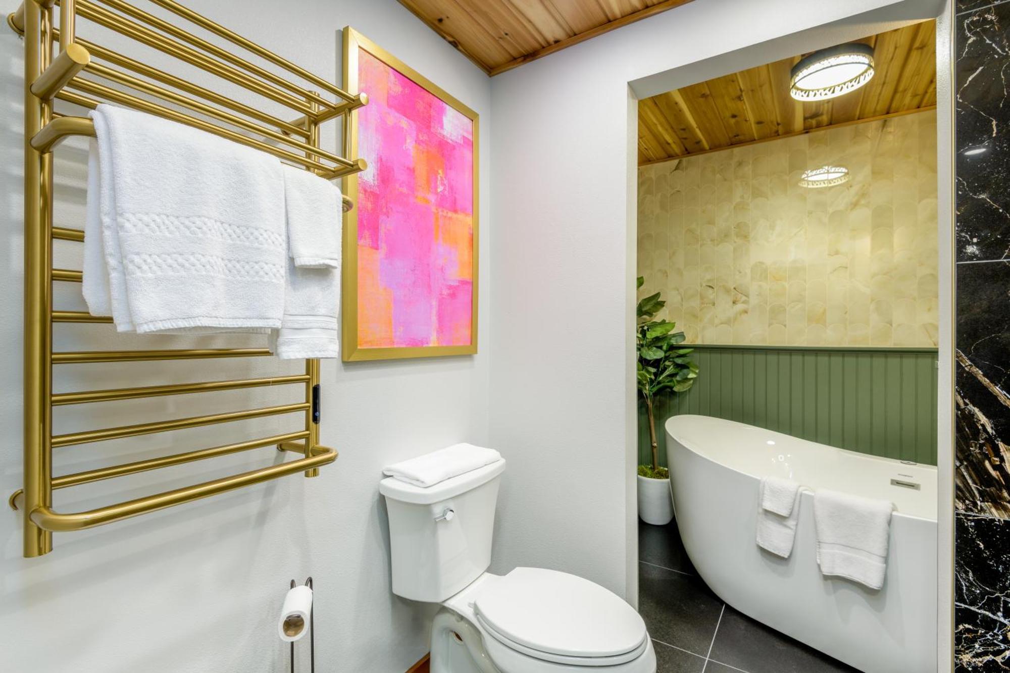 One-Bedroom Condo Upstairs Pet Friendly Non-Smoking