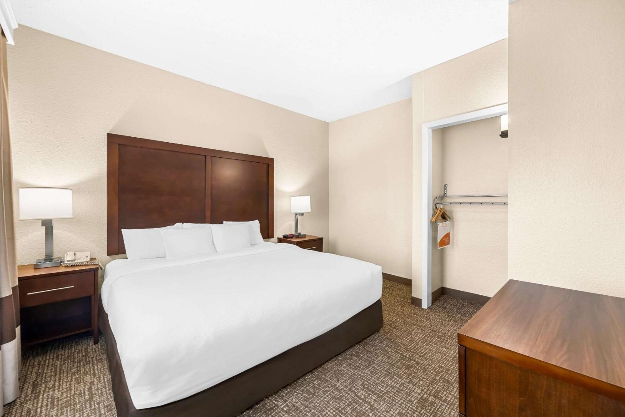 King Room Tub Disability Access or Non Smoking or Pet Friendly