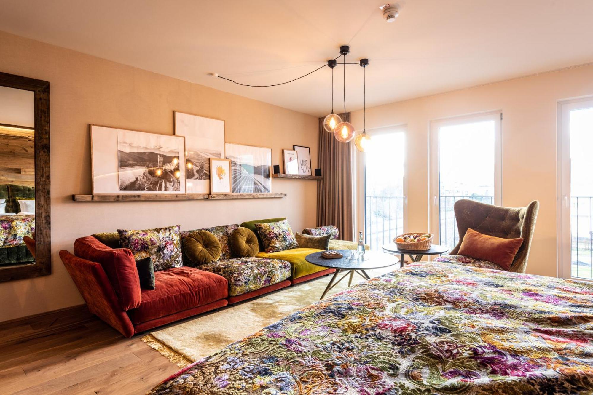 Zeilensprung Suite by Bretz