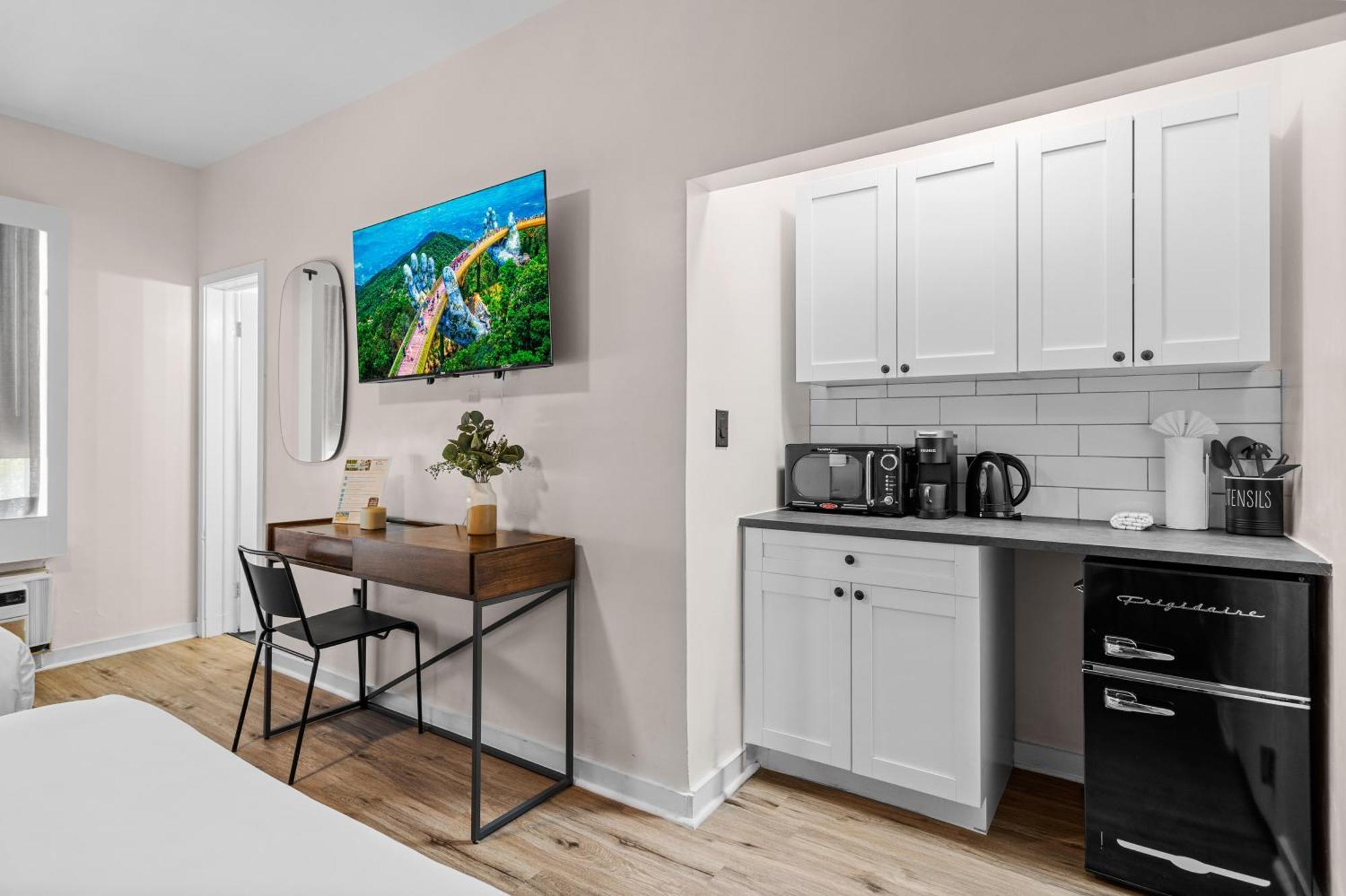 Deluxe Two Queen Beds Kitchenette