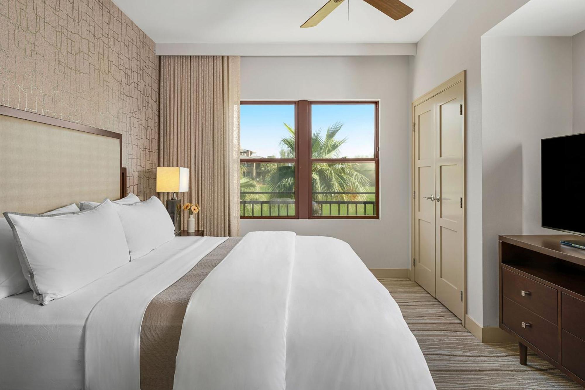 One-Bedroom Villa Balcony Whirlpool