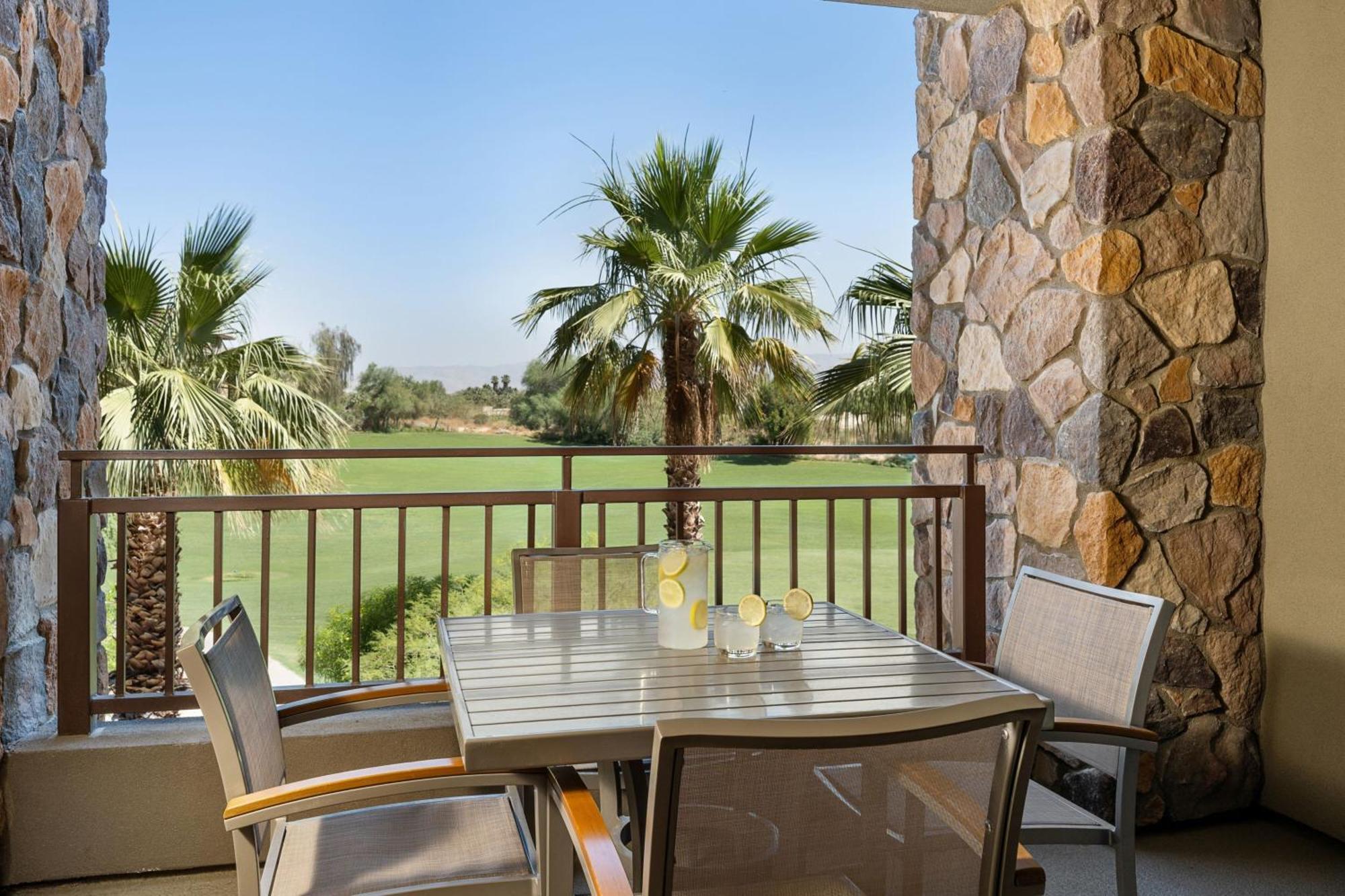 One-Bedroom Villa Balcony Whirlpool