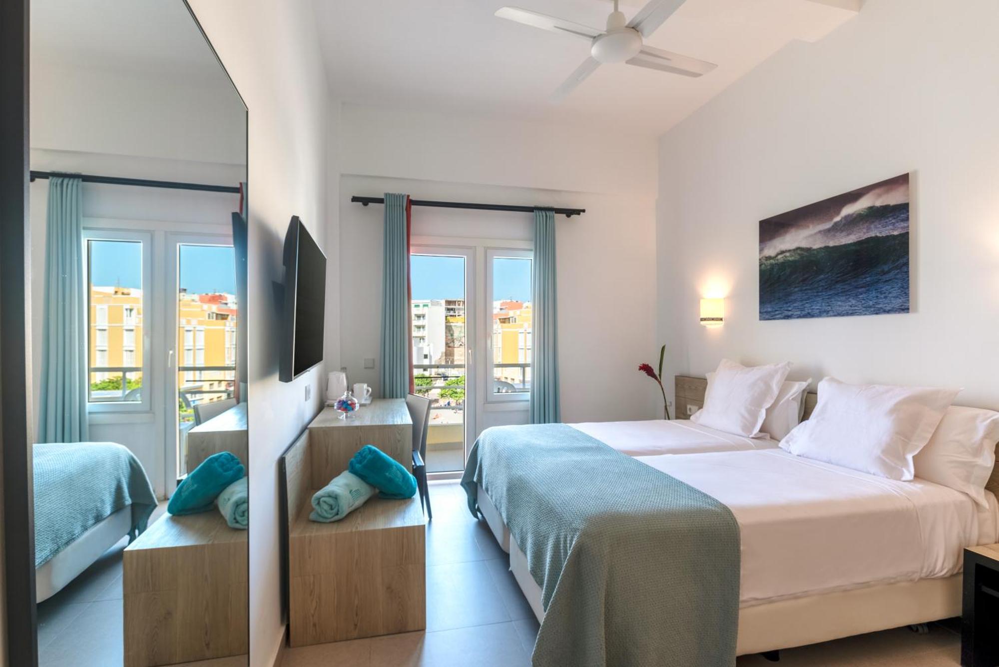Deluxe tweepersoonskamer met balkon en uitzicht op zee
