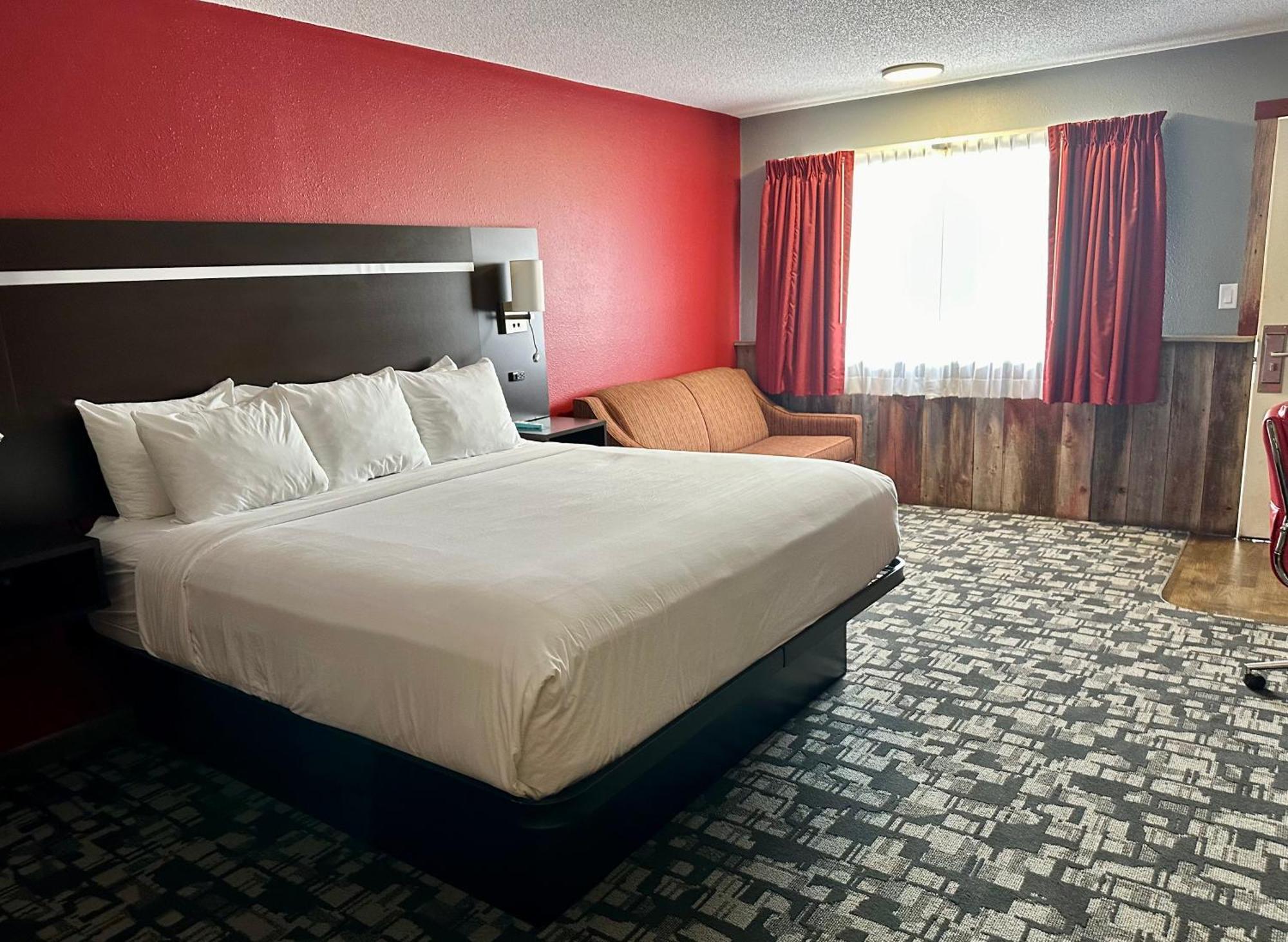 1 King Bed Non-Smoking