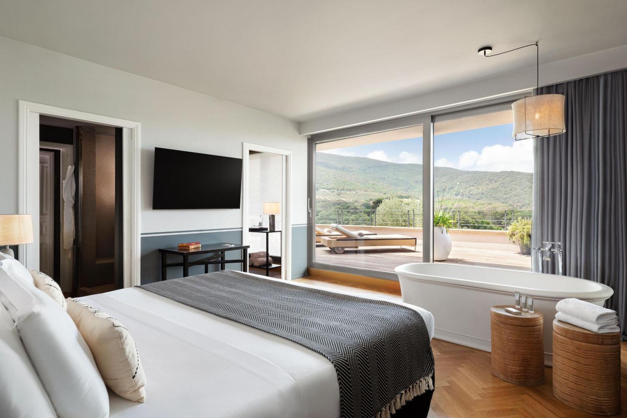 One-Bedroom Deluxe King Suite Sofa Bed Golf View