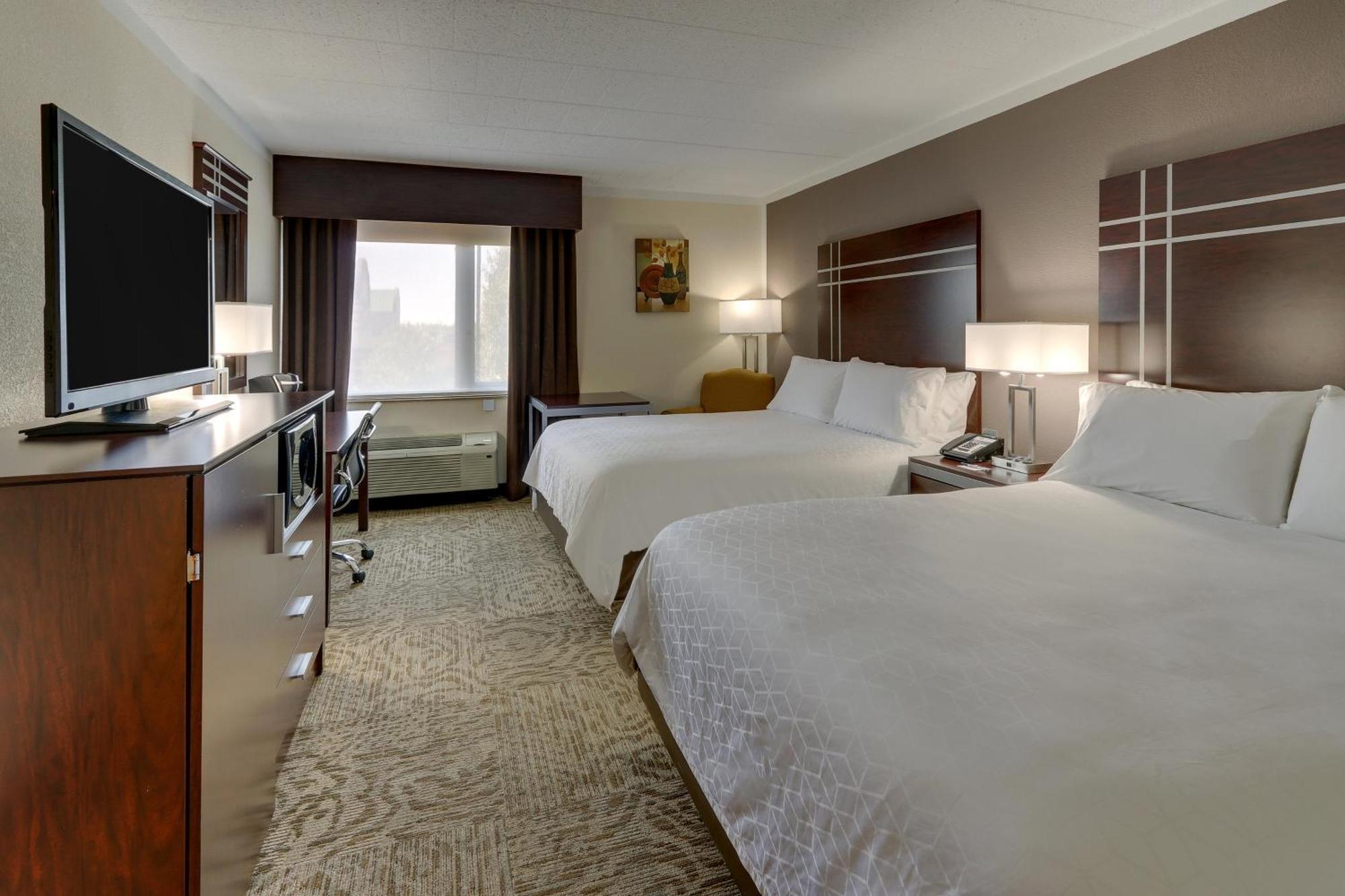 Standard Room with Two Queen Beds - Communications Accessible Tub